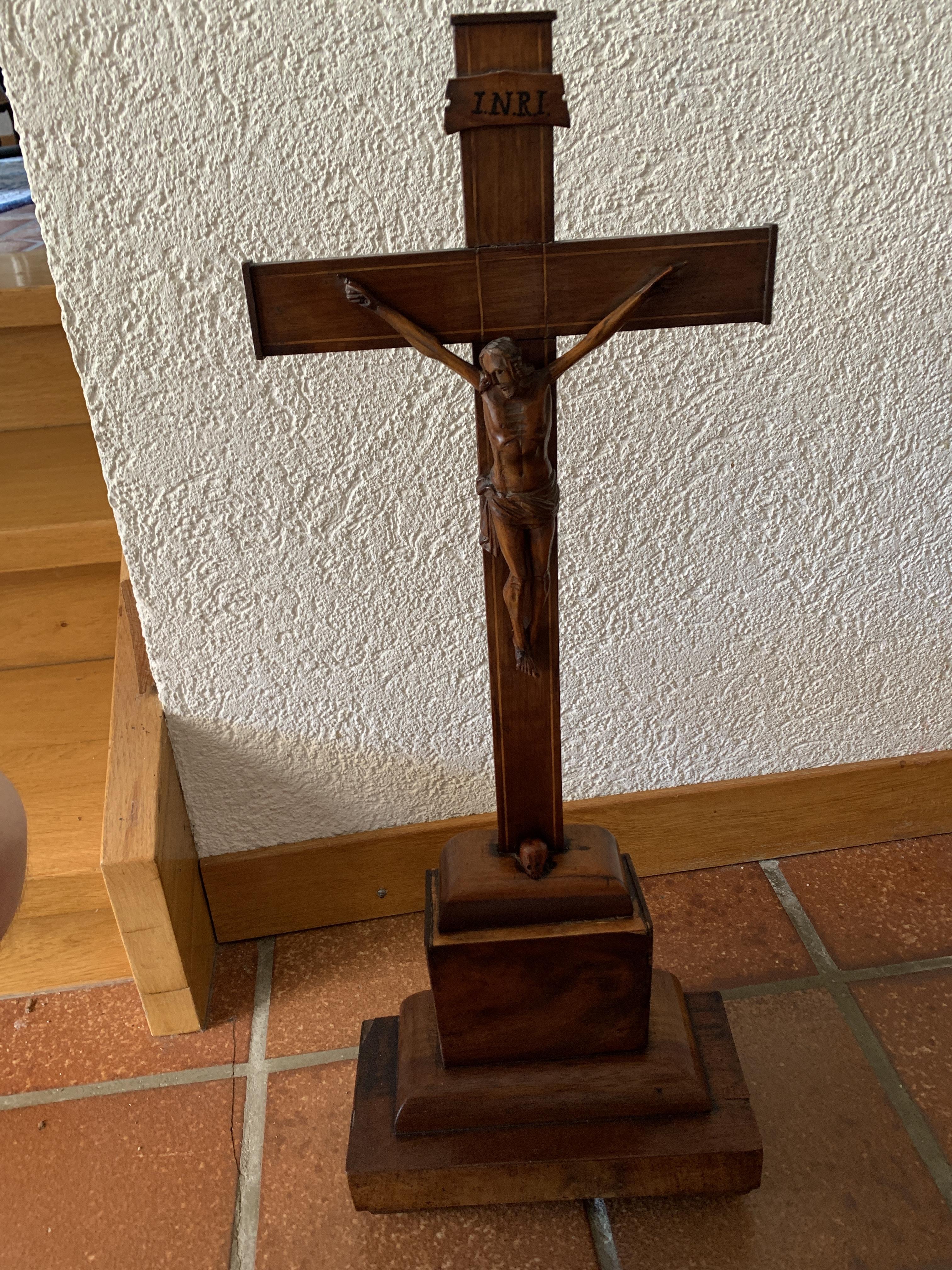 Crucifix en Acajou